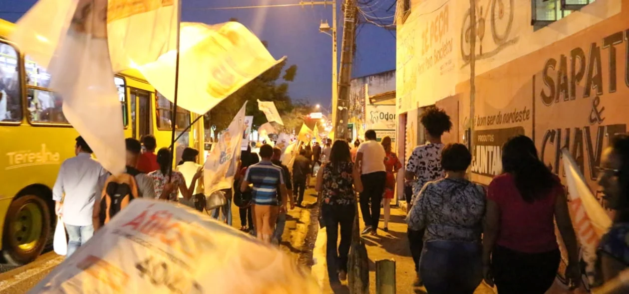 A caminhada reuniu bastante pessoas a favor do candidato Luciano Nunes