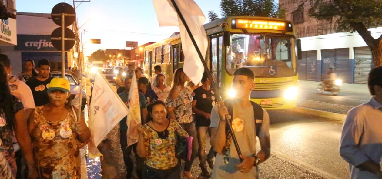 Caminhada foi realizada na Avenida Principal do bairro Dirceu
