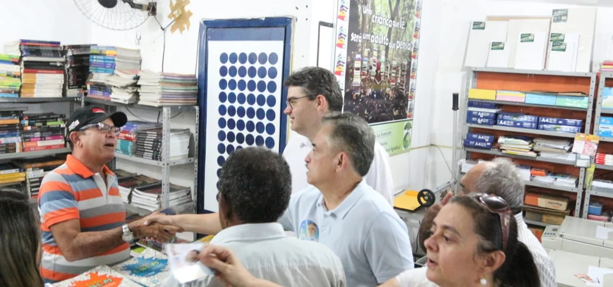 Candidato ao governo Luciano Nunes visitando estabelecimento no Dirceu