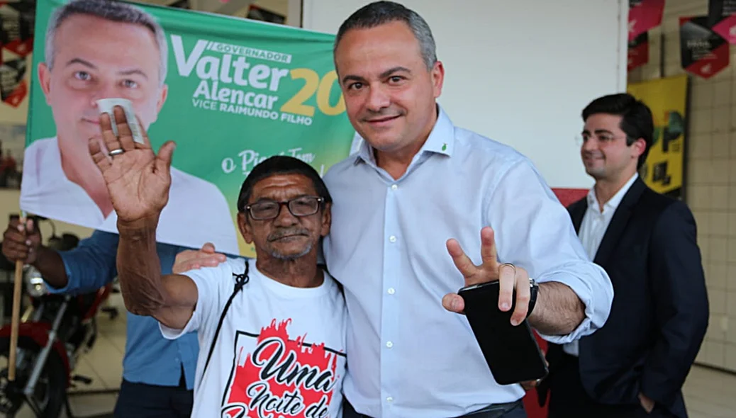 Candidato ao governo Valter Alencar com um popular do bairro Dirceu