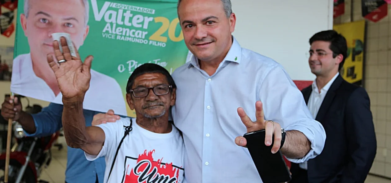 Candidato ao governo Valter Alencar com um popular do bairro Dirceu