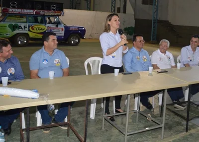 Elmano e comitiva durante encontro no Picoense Clube