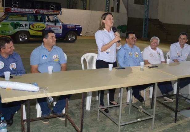 Elmano e comitiva durante encontro no Picoense Clube