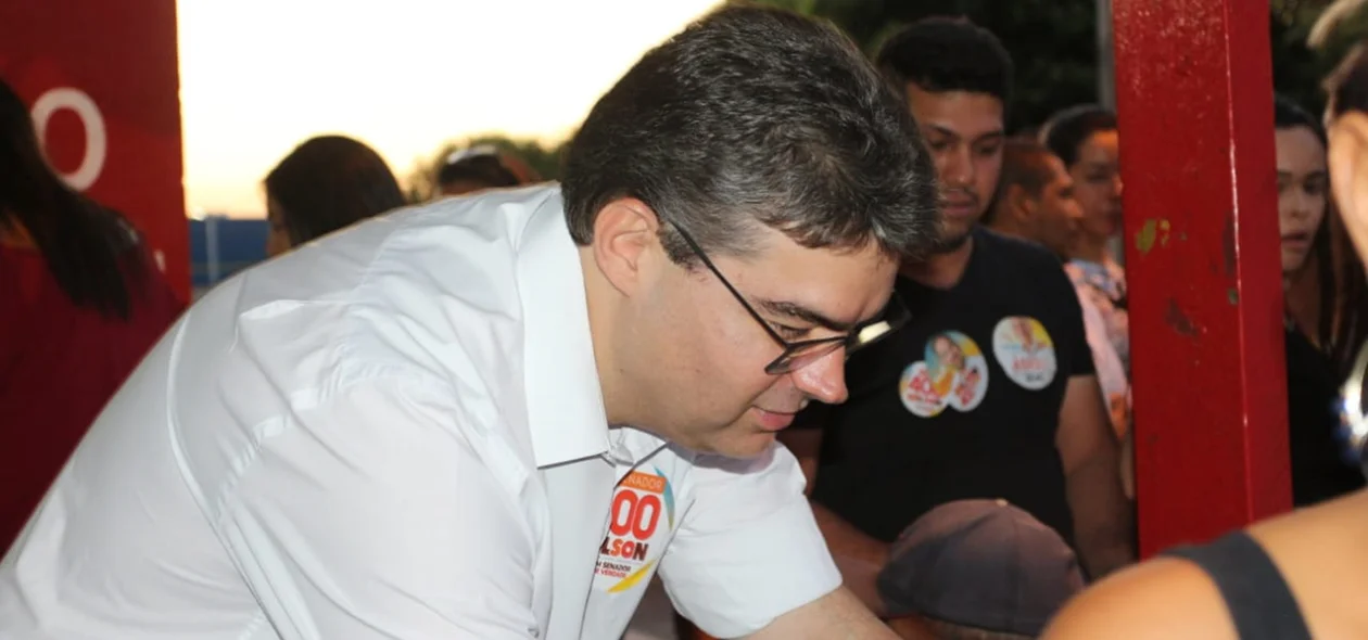 Luciano Nunes interagindo com os populares do bairro Dirceu 