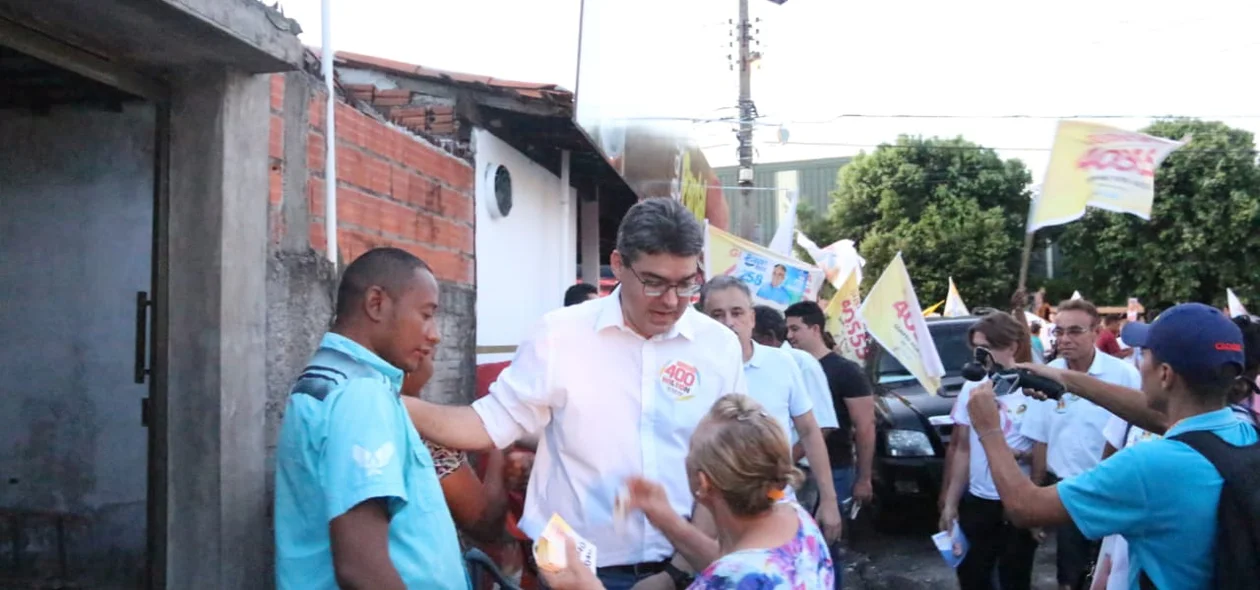 Luciano Nunes nas ruas do bairro Dirceu