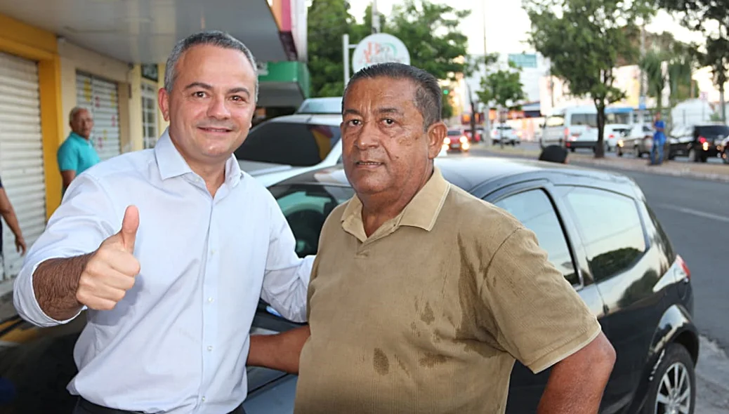 O candidato Valter Alencar realizou caminhada no bairro Dirceu