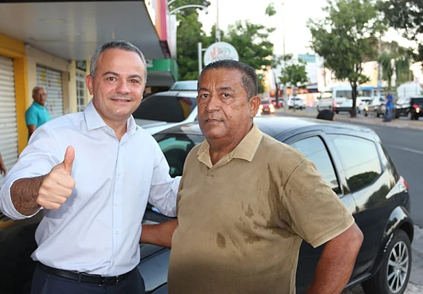 O candidato Valter Alencar realizou caminhada no bairro Dirceu
