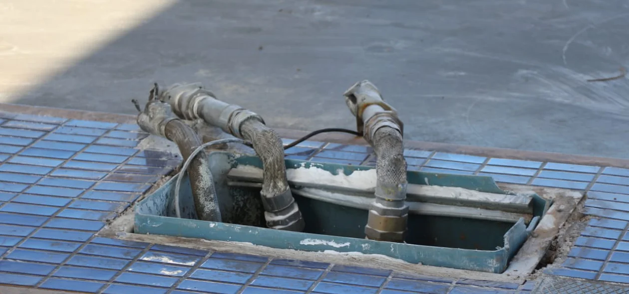 Motorista colidiu em bomba de combustível