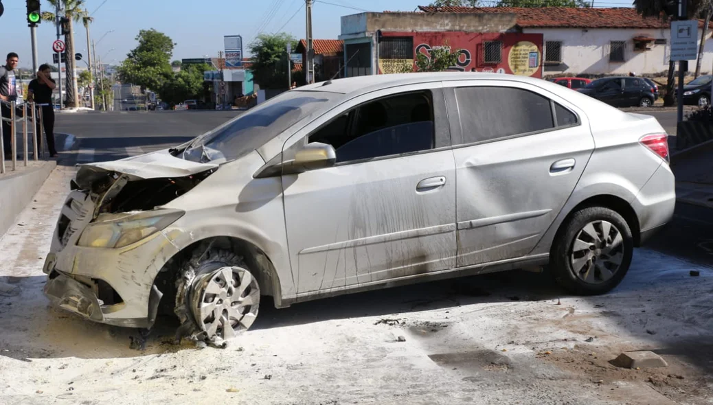 Motorista do veículo colidiu com uma bomba de combustíveis