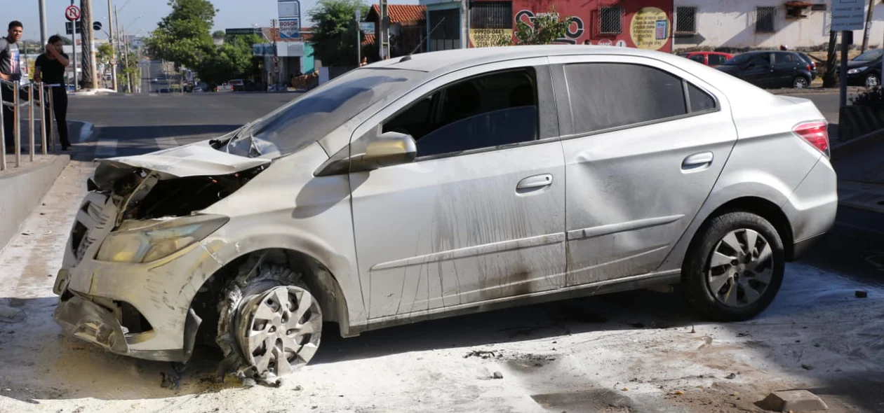 Motorista do veículo colidiu com uma bomba de combustíveis