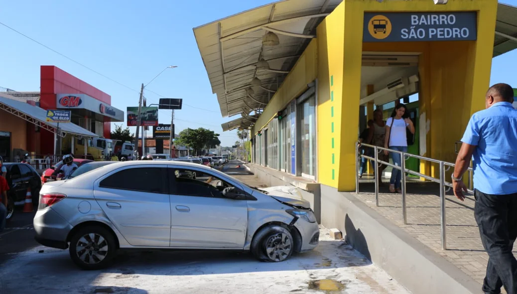 Motorista só foi parou após bater em uma estação de ônibus