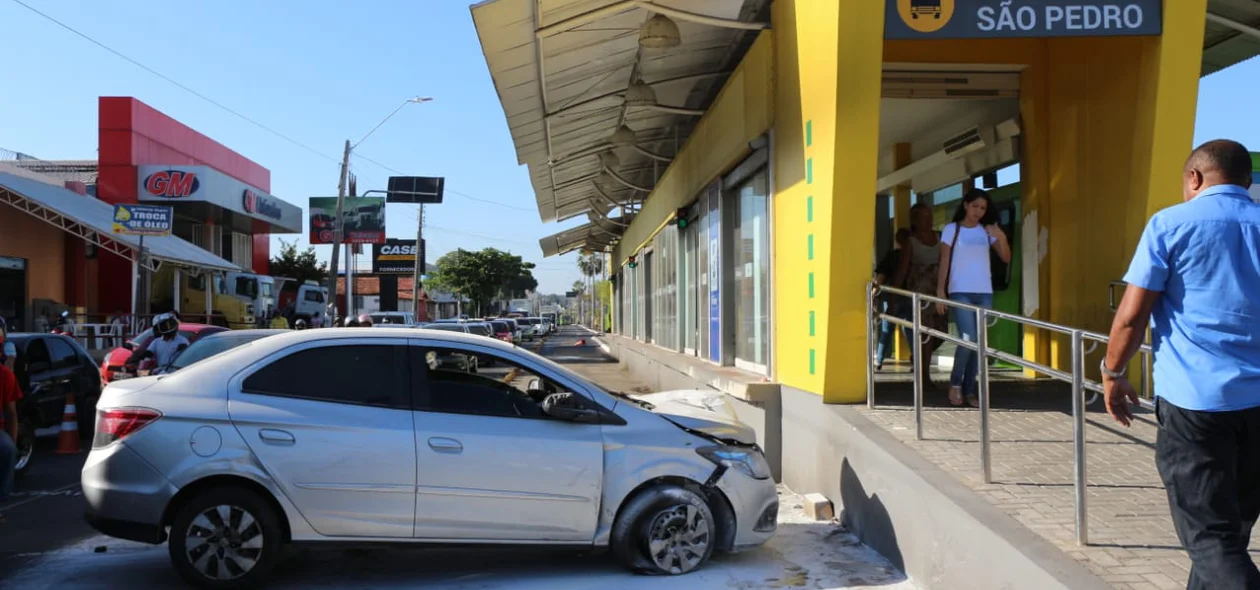 Motorista só foi parou após bater em uma estação de ônibus