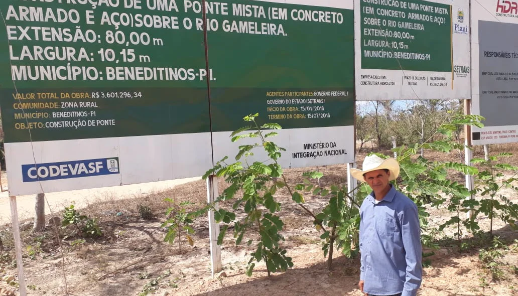 Placas no local mostram informações sobre a obra