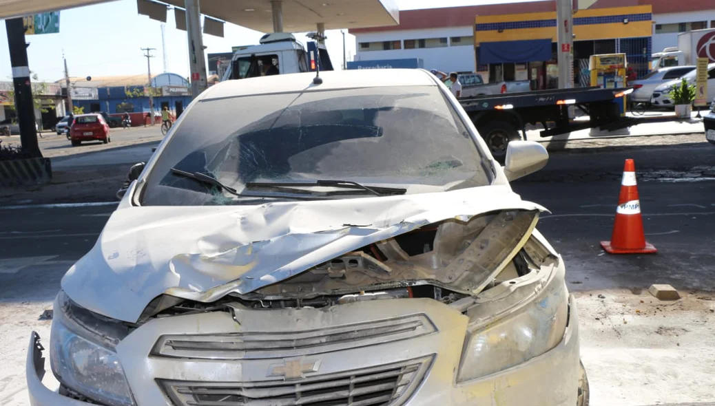 Veículo ficou parcialmente destruído após impacto na Avenida Barão de Gurguéia