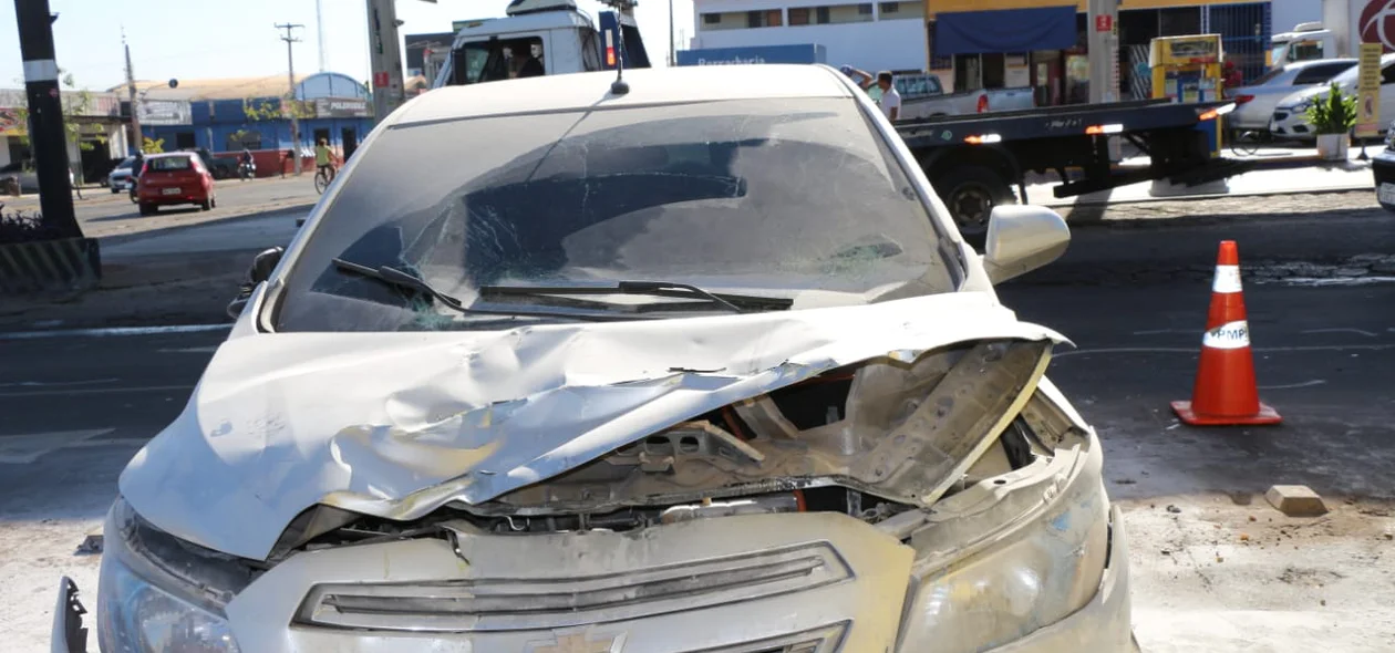 Veículo ficou parcialmente destruído após impacto na Avenida Barão de Gurguéia