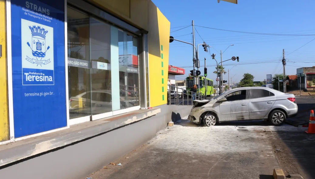 Veículo só parou após colidir com estação de ônibus