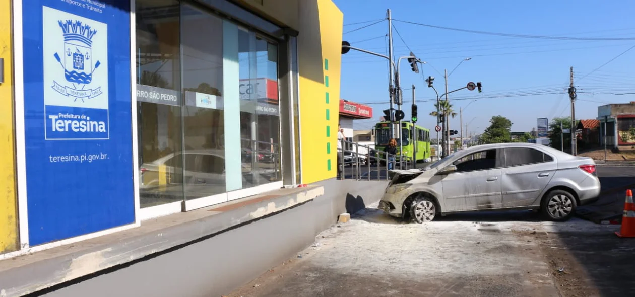 Veículo só parou após colidir com estação de ônibus