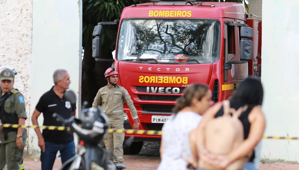 Viatura do Corpo de Bombeiros saindo do CEM