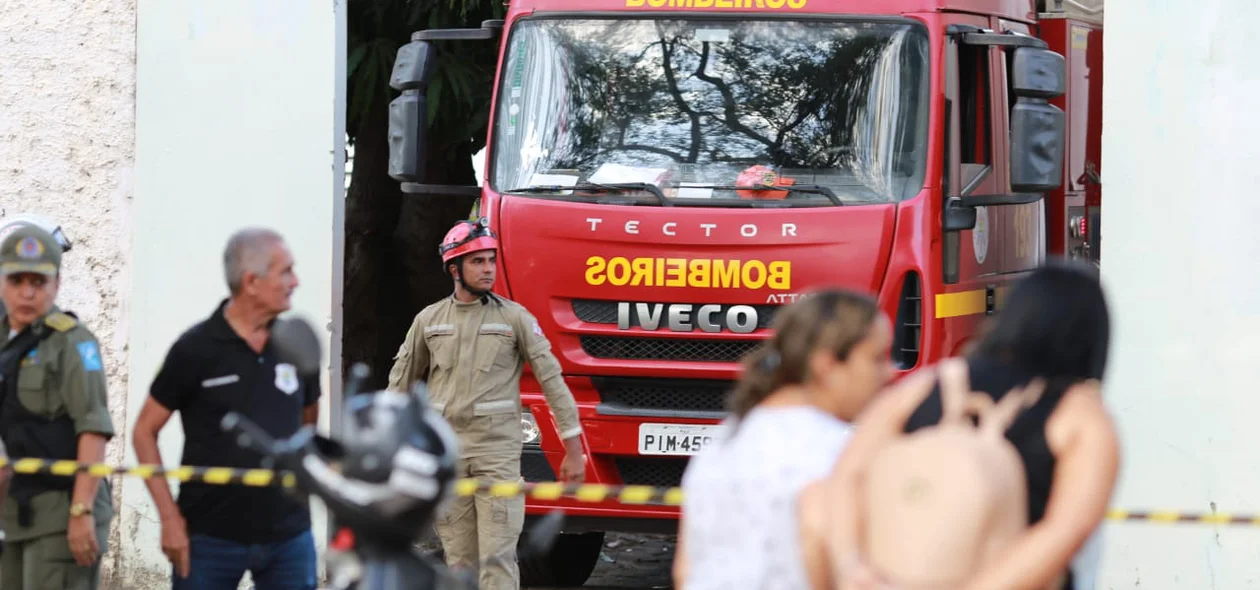 Viatura do Corpo de Bombeiros saindo do CEM