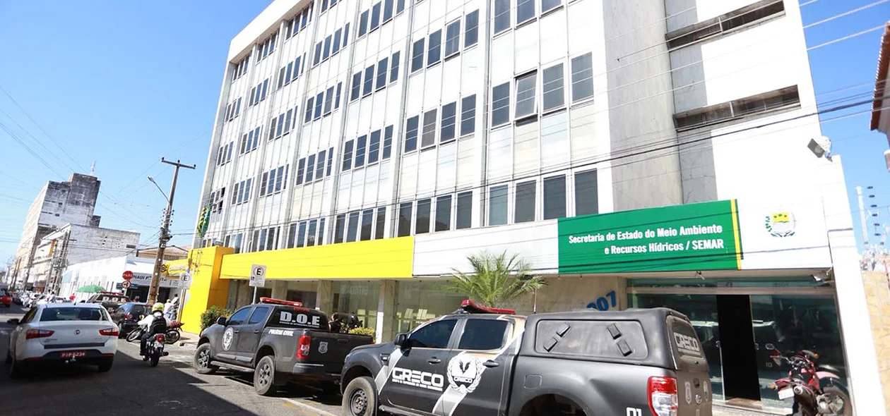 Polícia em Frente ao prédio da SEMAR 