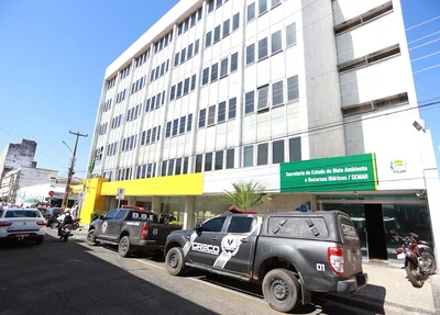 Polícia em Frente ao prédio da SEMAR 