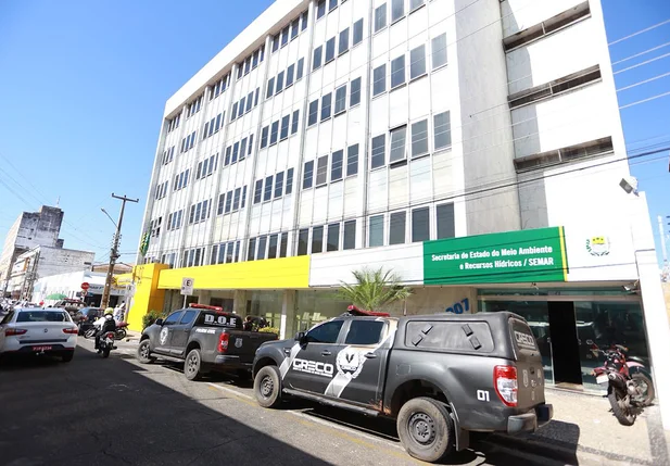 Polícia em Frente ao prédio da SEMAR 