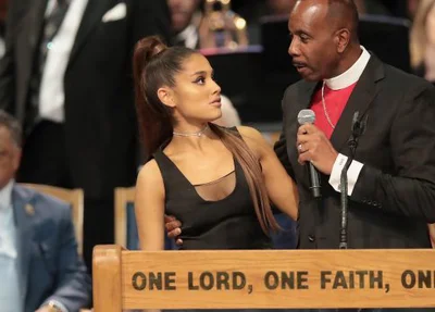 Pastor pede desculpas após tocar seio de Ariana Grande