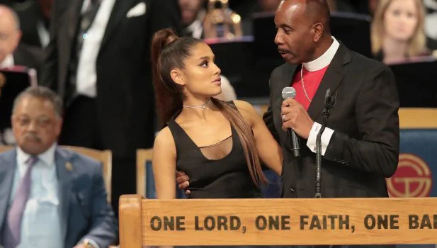 Pastor pede desculpas após tocar seio de Ariana Grande