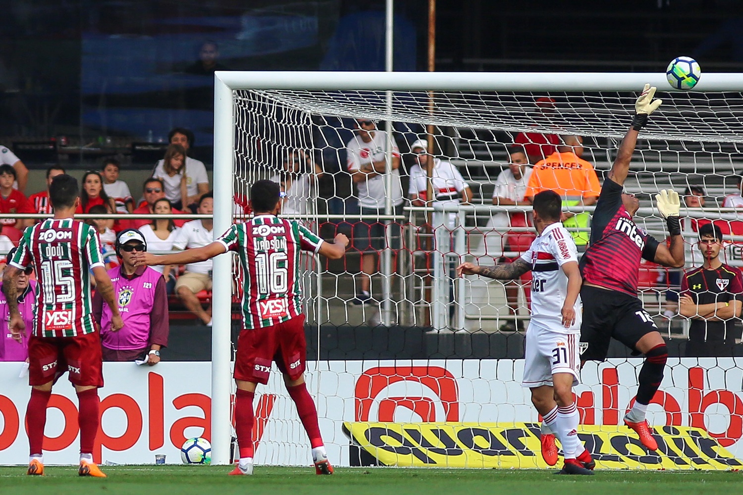 Fluminense e São Paulo em partida pelo Campeonato Brasileiro