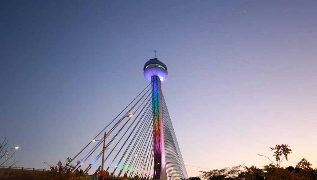 Ponte estaiada foi iluminada com as cores da bandeira LGBT