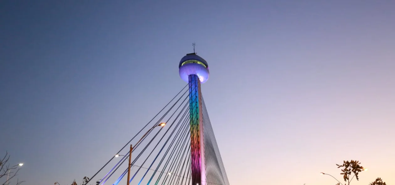 Ponte estaiada foi iluminada com as cores da bandeira LGBT