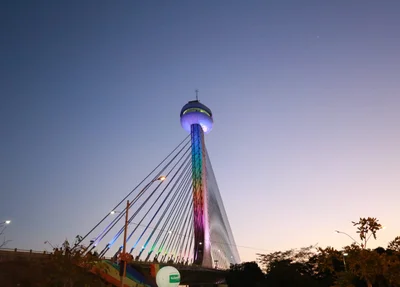 Ponte estaiada foi iluminada com as cores da bandeira LGBT