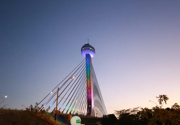 Ponte estaiada foi iluminada com as cores da bandeira LGBT