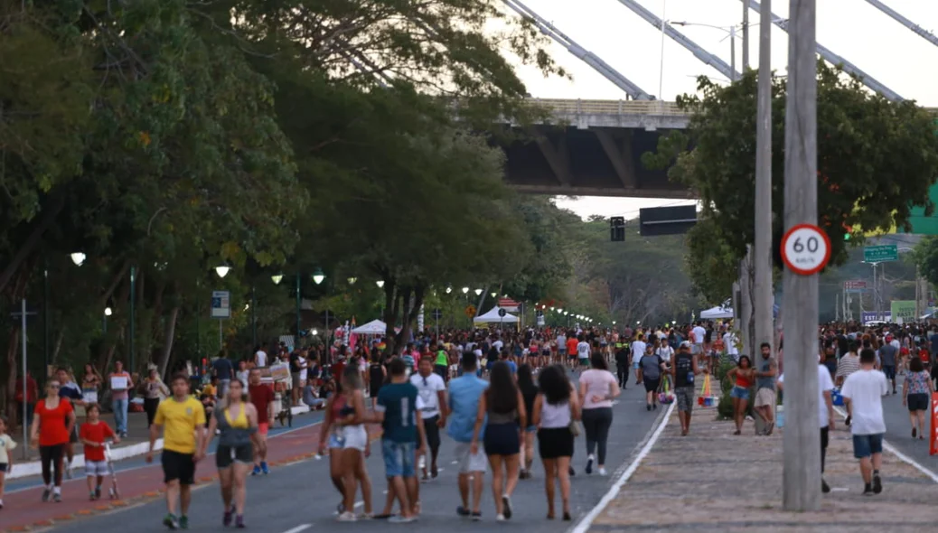 Público acompanha a Parada da Diversidade 2018
