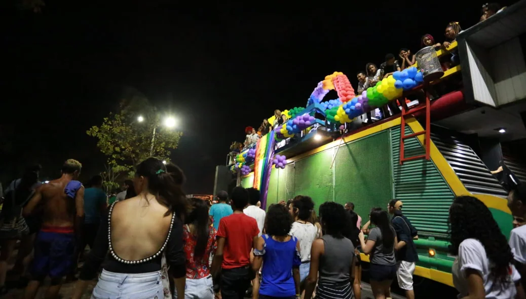 Público acompanha o trio na 17ª Parada da Diversidade