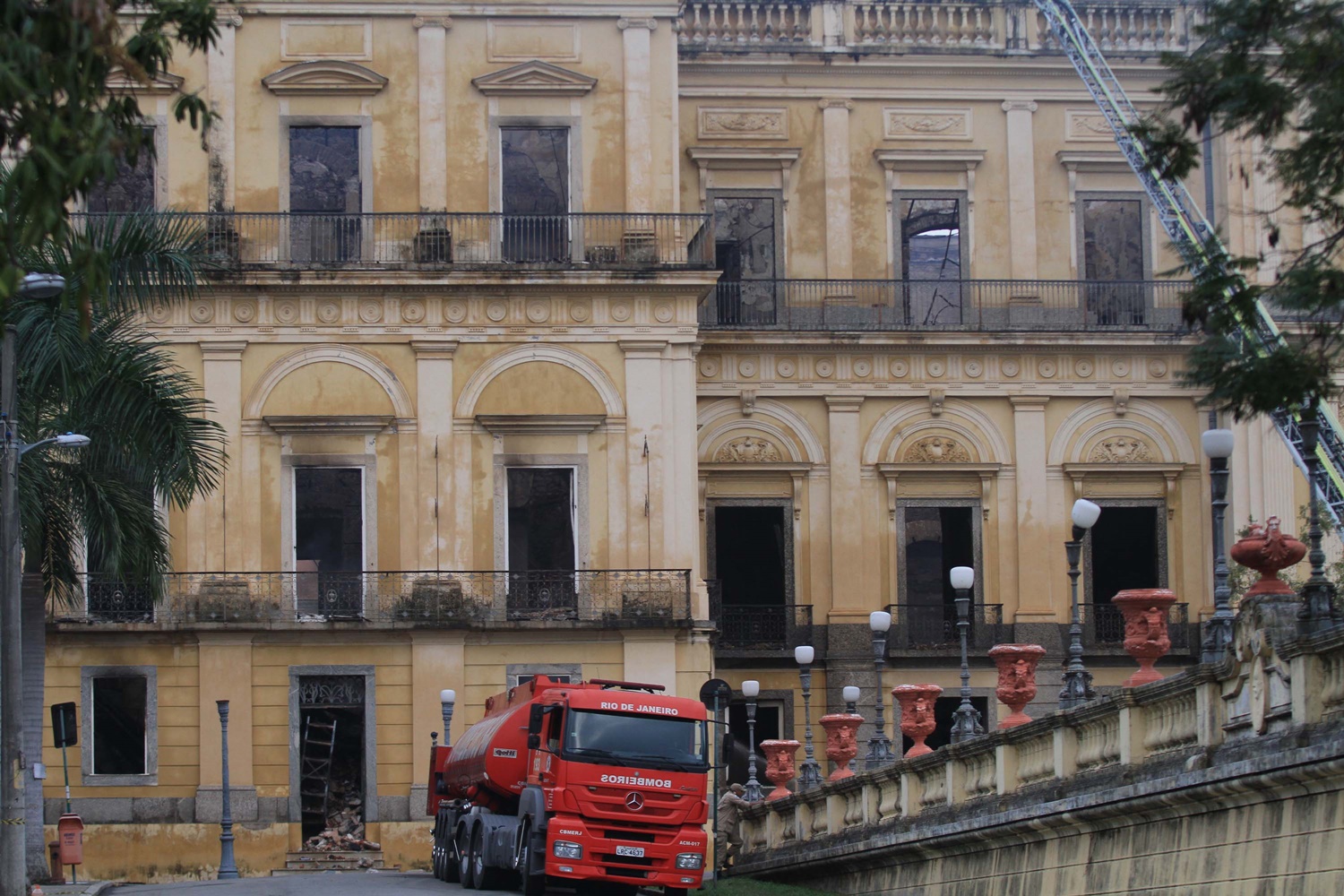 Bombeiros fazem trabalho de rescaldo após incêndio no Museu Nacional do Rio de Janeiro