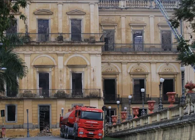 Bombeiros fazem trabalho de rescaldo após incêndio no Museu Nacional do Rio de Janeiro
