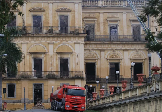 Bombeiros fazem trabalho de rescaldo após incêndio no Museu Nacional do Rio de Janeiro