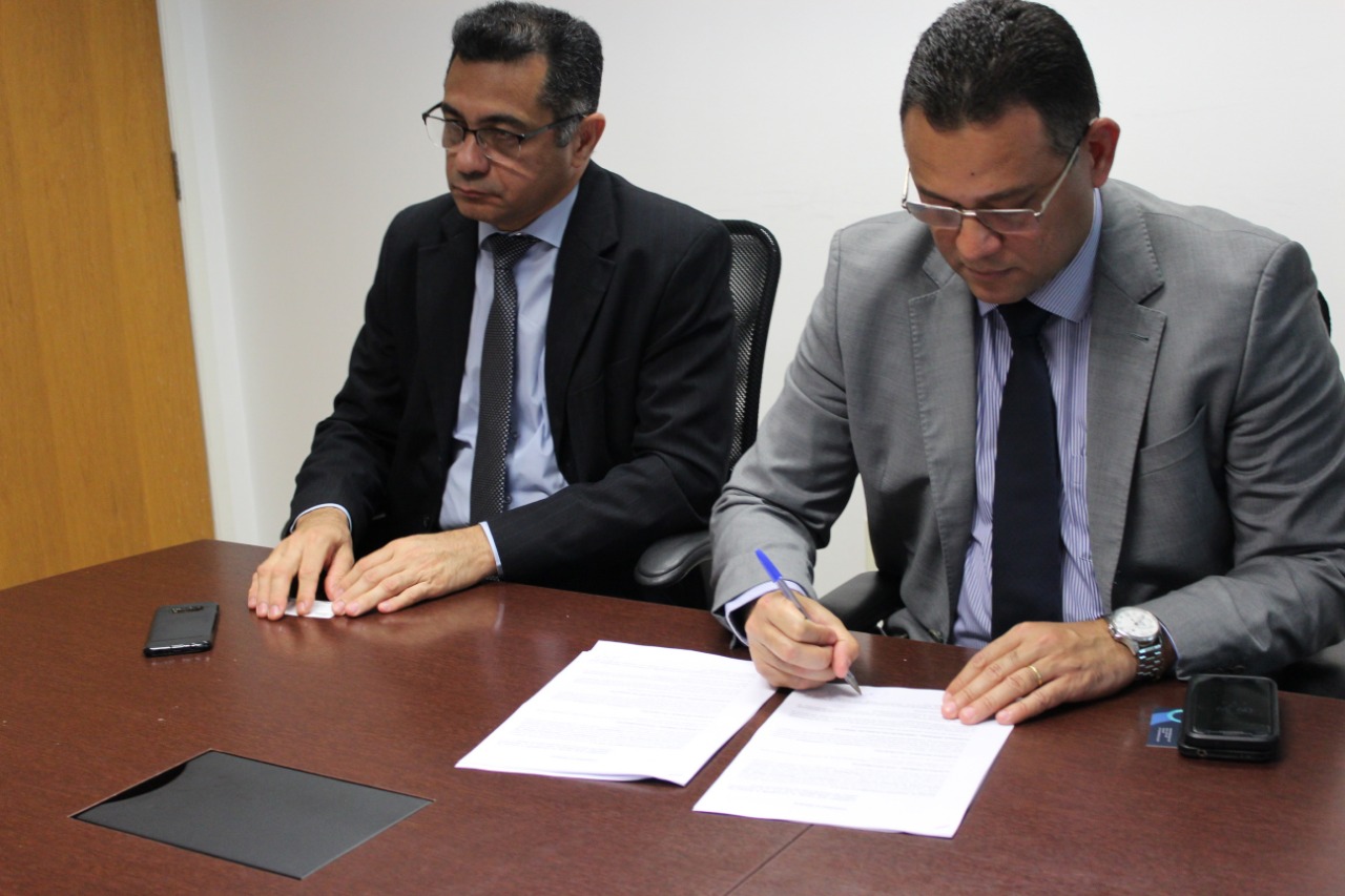 Delegado geral Riedel Batista assina convênio com a Águas de Teresina