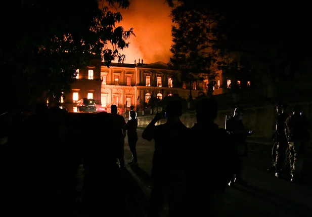 Incêndio de grandes proporções atinge Museu Nacional, no Rio de Janeiro