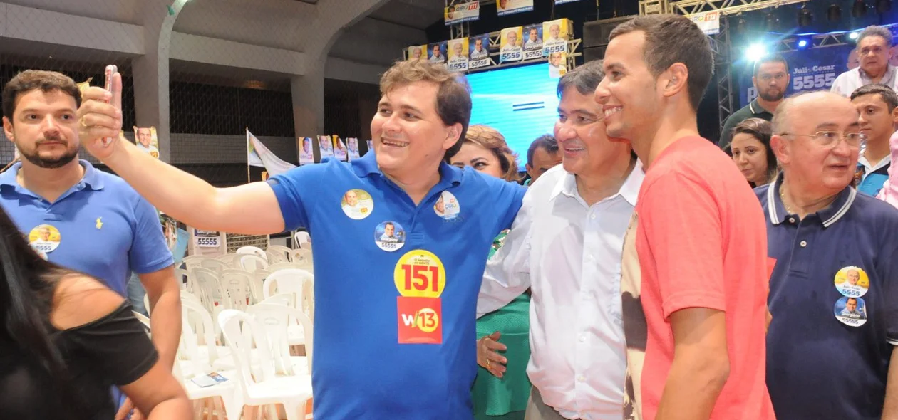 Wellington Dias tirando foto com eleitores 