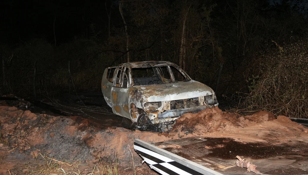 Carro modelo L200 pega fogo próximo ao Rodoanel