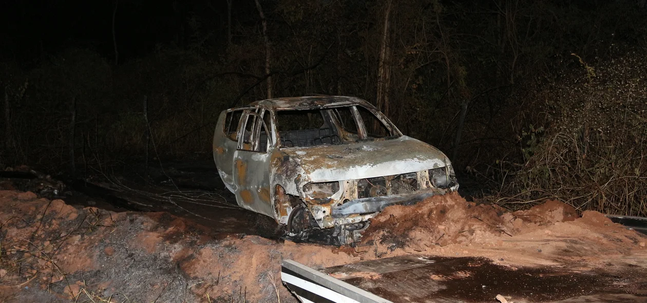 Carro modelo L200 pega fogo próximo ao Rodoanel