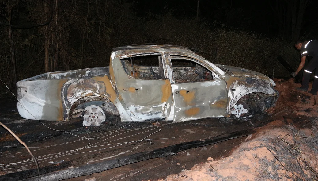 Carro pega fogo após acidente