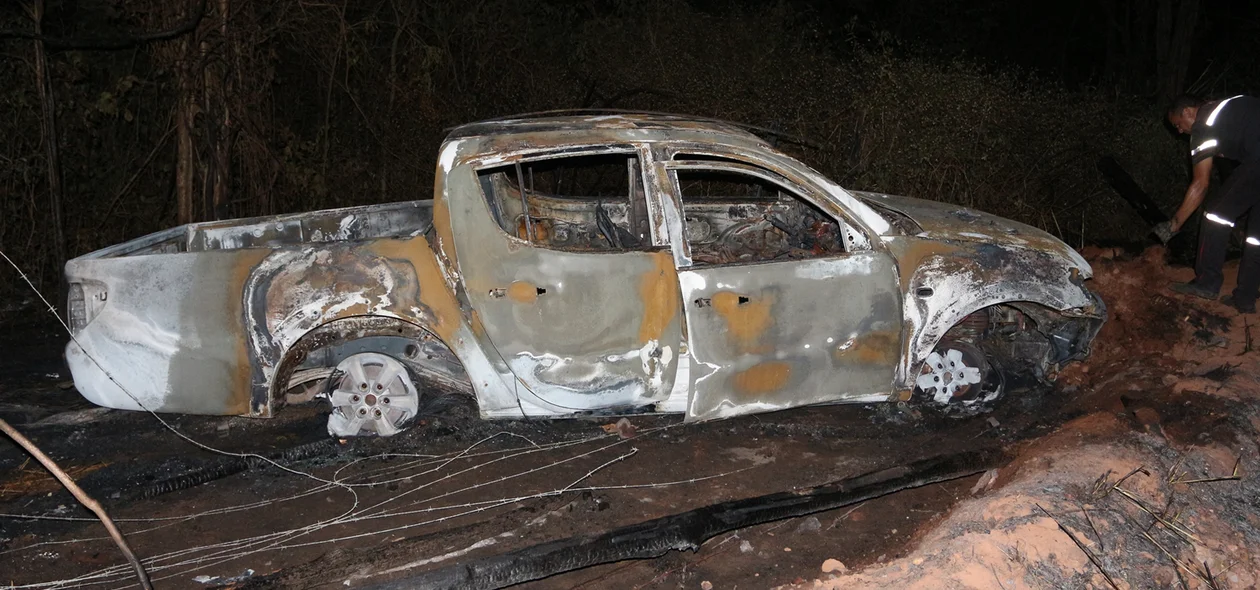 Carro pega fogo após acidente