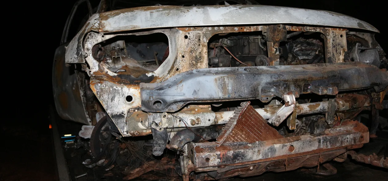 Frente da L200 queimada após pegar fogo