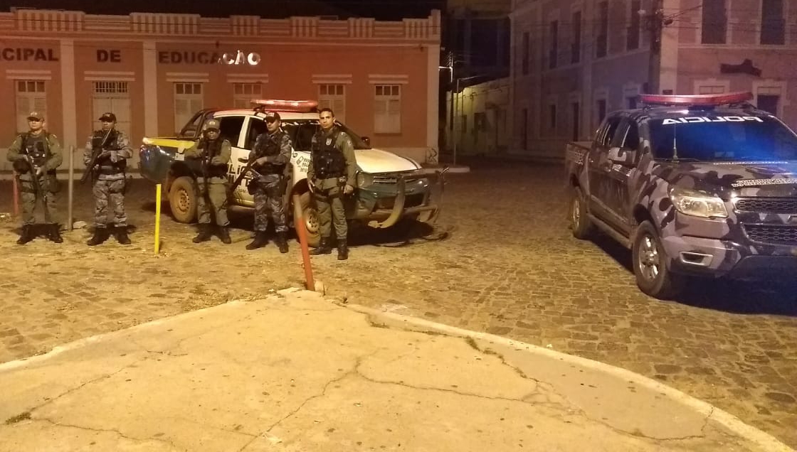 Policiais militares montam barreiras