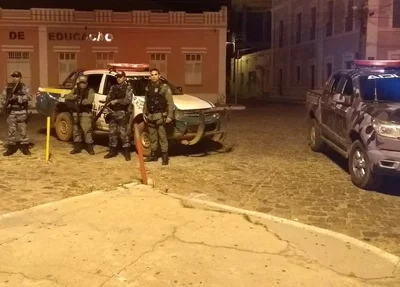 Policiais militares montam barreiras