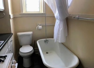 Apartamento tem cozinha e banheiro no mesmo cômodo nos EUA