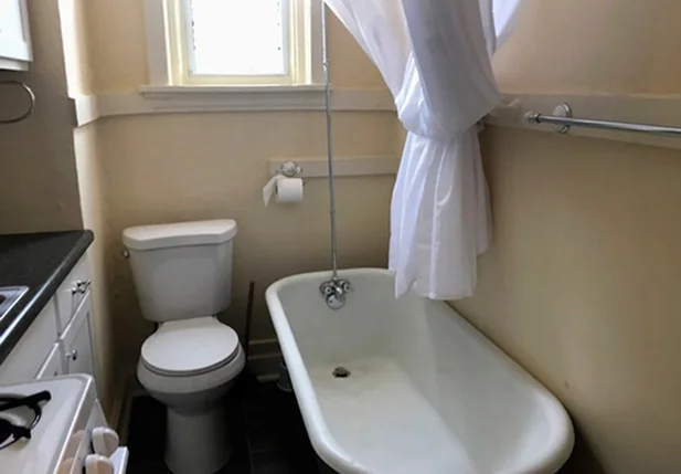 Apartamento tem cozinha e banheiro no mesmo cômodo nos EUA